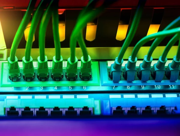 Netzwerk Switch Und Ethernet Kabel Rechenzentrumskonzept — Stockfoto