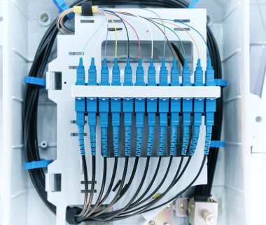 bir ağ altyapısı içinde fiber optik aktif ve pasif ekipman.