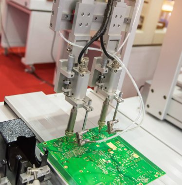 CNC makinesinin fabrikada çalışan PCB işlemesi
