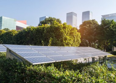 Modern Şehrin Parkındaki Güneş Panelleri