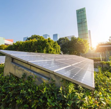 Modern Şehrin Parkındaki Güneş Panelleri