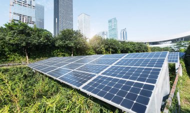 Modern Şehrin Parkındaki Güneş Panelleri