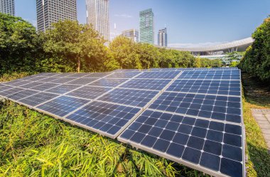 Modern Şehrin Parkındaki Güneş Panelleri