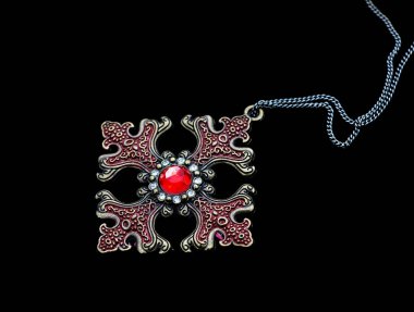 Siyah arkaplanda izole edilmiş vintage kolye