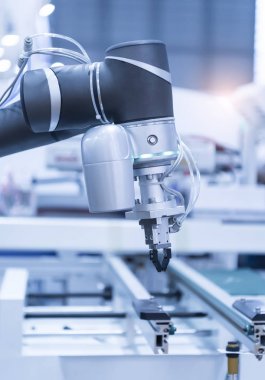 Robotik ve otomasyon sistem denetim uygulamasında robot kol otomatikleştirmek