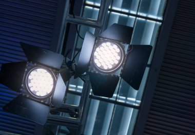 Alışveriş merkezinin çatısında LED ışığı.