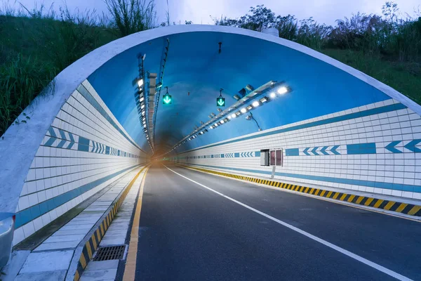 Bil Kör Vidare Till Tunnel — Stockfoto