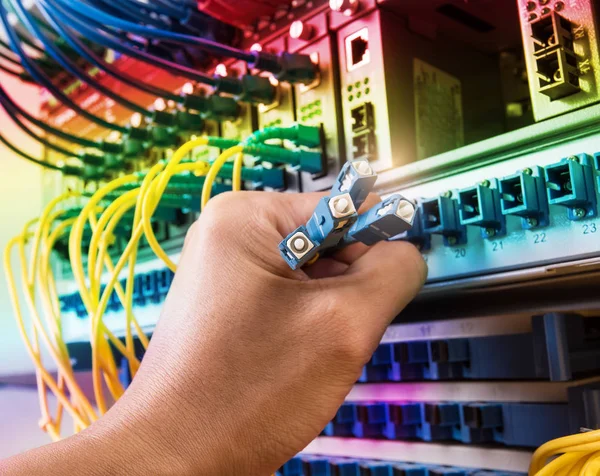 Mann Arbeitet Netzwerk Serverraum Mit Glasfaserknoten Für Digitale Kommunikation Und — Stockfoto