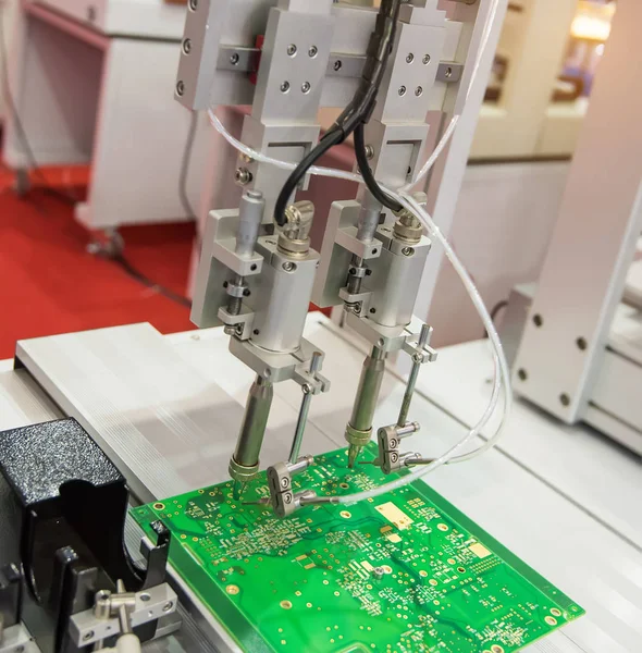 CNC makinesinin fabrikada çalışan PCB işlemesi
