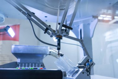 Robot vakum enayiler ile konveyör imalatı telefon fabrikasında, akıllı fabrika sanayi 4.0 kavramı ile.