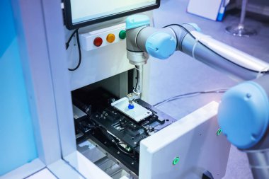 Robot vakum enayiler ile konveyör imalatı telefon fabrikasında, akıllı fabrika sanayi 4.0 kavramı ile.