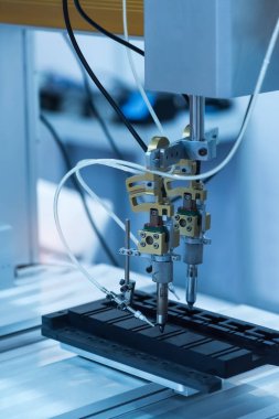 Robot vakum enayiler ile konveyör imalatı telefon fabrikasında, akıllı fabrika sanayi 4.0 kavramı ile.