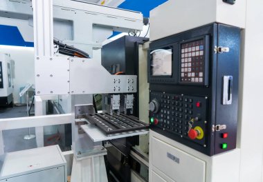 endüstriyel üretim tesisi, akıllı fabrika sanayi 4.0 konsept robot makine aleti.