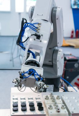 endüstriyel üretim tesisi, akıllı fabrika sanayi 4.0 konsept robot makine aleti.