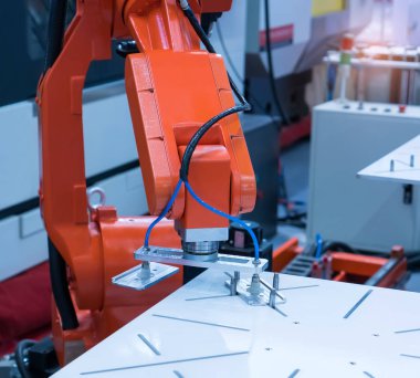 vakum emiciler ile robot konveyör öğeyi alır