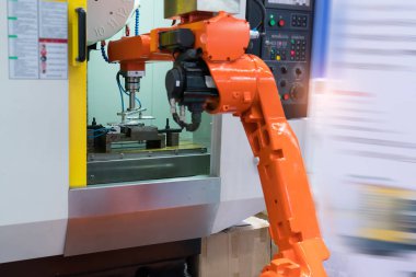 vakum emiciler ile robot konveyör öğeyi alır