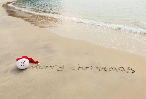 Vrolijk Kerstfeest Geschreven Tropisch Strand Wit Zand Met Xmas Sneeuwpop — Stockfoto