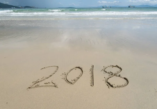 2018 Napisane Piasku Napisz Tropikalnej Plaży — Zdjęcie stockowe