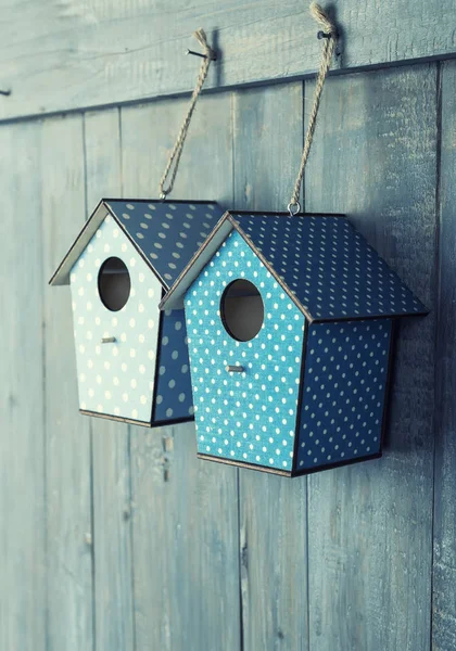 Twee Vogelhuisjes Antieke Rustieke Houten Achtergrond — Stockfoto