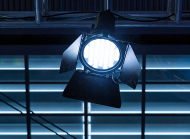 Alışveriş merkezinin çatısında LED ışığı.