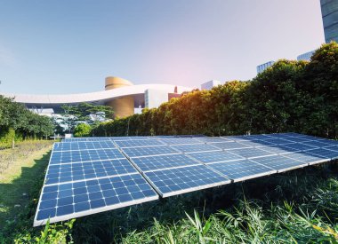 Modern Şehrin Parkındaki Güneş Panelleri