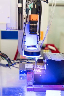 Telefon fabrikasında robot makine görme sistemi