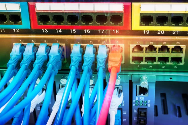ネットワーク上のイーサネット ケーブル スイッチ バック グラウンド — ストック写真