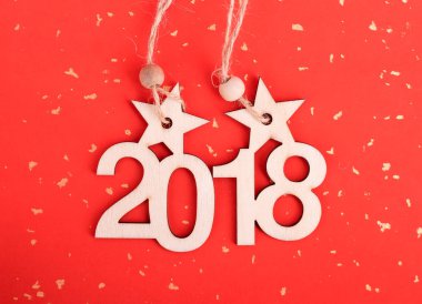 2018 kelime kırmızı zemin üzerine