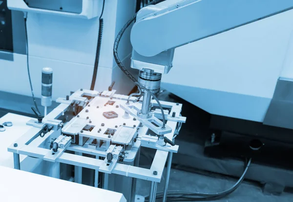 Сучасна Технологія Виготовлення Робот Вакуумними Відсмоктувачами Підбирає Предмет Конвеєра — стокове фото