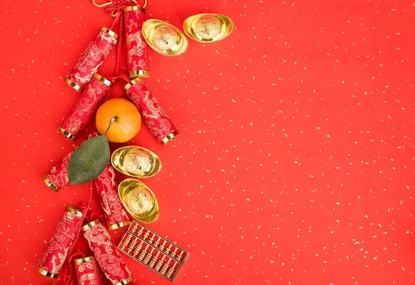 中国の旧正月の装飾 金のインゴット オレンジ 黄金のコインと黄金のそろばん 中国の書道翻訳 新年のための良い祝福 — ストック写真