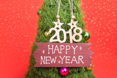 2018 mutlu yıllar çam ağacı arka plan üzerinde yazılı