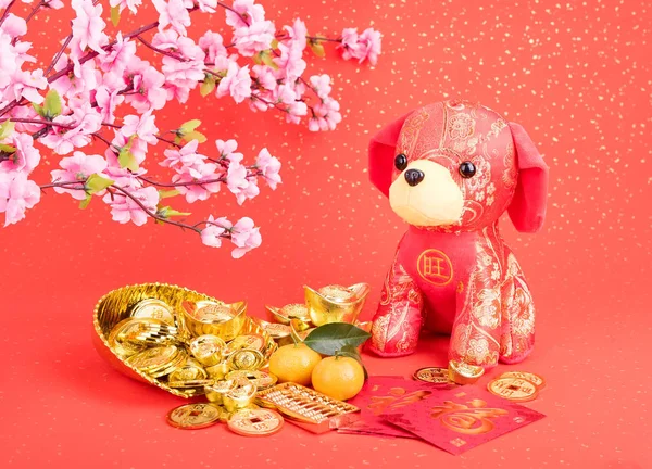 伝統中国の布人形犬 2018 は戌年 書道の翻訳 良い新年の祝福 — ストック写真