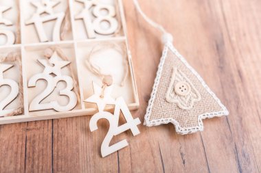 24 gün Noel vintage tarzı ahşap takvim şenlikli ağacı ahşap arka plan, Noel arifesi zaman kavramı üzerinde kaldı