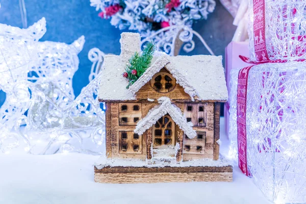木制房子模型和圣诞节装饰品 — 图库照片