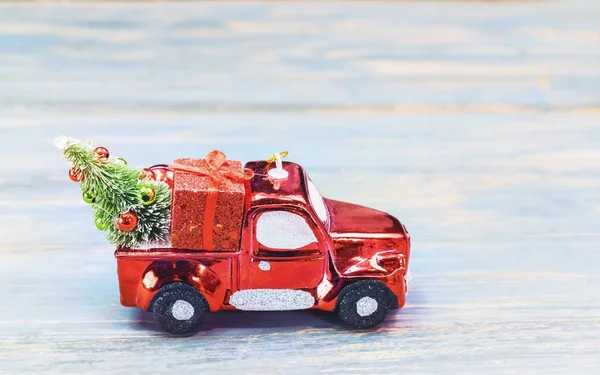 Weihnachtsschmuck Und Autospielzeug Mit Baumgeschenken Auf Holzgrund Frohe Weihnachten — Stockfoto
