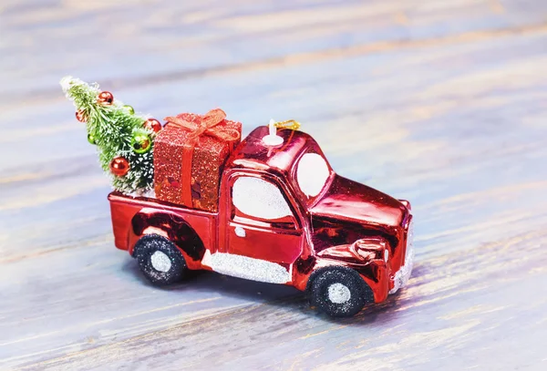 Adornos Navidad Juguete Coche Con Regalos Árbol Sobre Fondo Madera — Foto de Stock