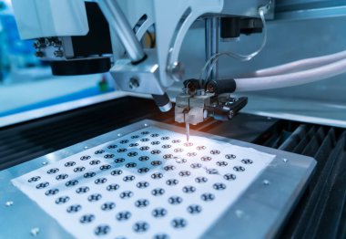 fabrikada çalışmanın robot makine