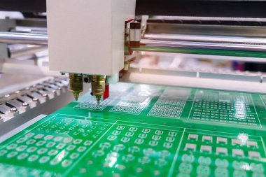 CNC makinesinin fabrikada çalışan PCB işlemesi