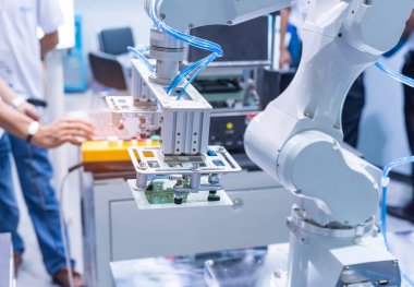 Robot kolu kavrama tutamacını pnömatik giriş