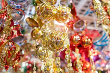 çeşitli Noel süslemeleri Noel ağacı üzerinde