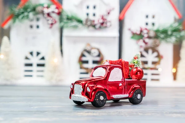 圣诞饰品和汽车玩具与树上的礼物木后 — 图库照片