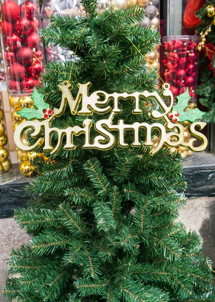 Frohe Weihnachten auf Kiefernholz Hintergrund geschrieben — Stockfoto