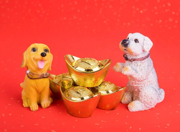 Chinese new year decoration:golden dog statue and gold ingots,tr — Stock Photo, Image