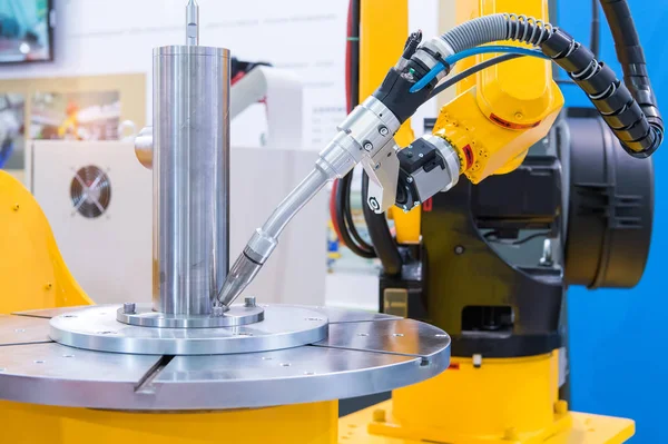 Bras robotique automatique pour les opérations de soudage des métaux — Photo