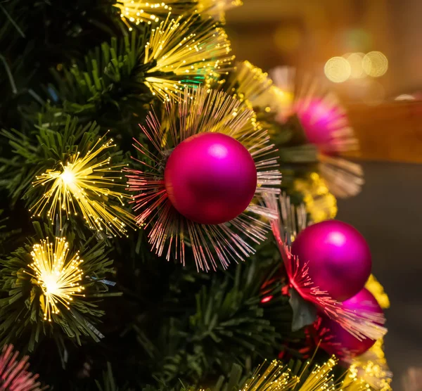 Details eines fiber-optisch dekorierten Weihnachtsbaums mit Dektoraten — Stockfoto