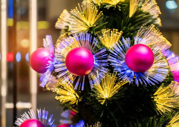 Λεπτομέρειες της ίνας ένα χριστουγεννιάτικο δέντρο διακοσμημένο με dectorati — Φωτογραφία Αρχείου