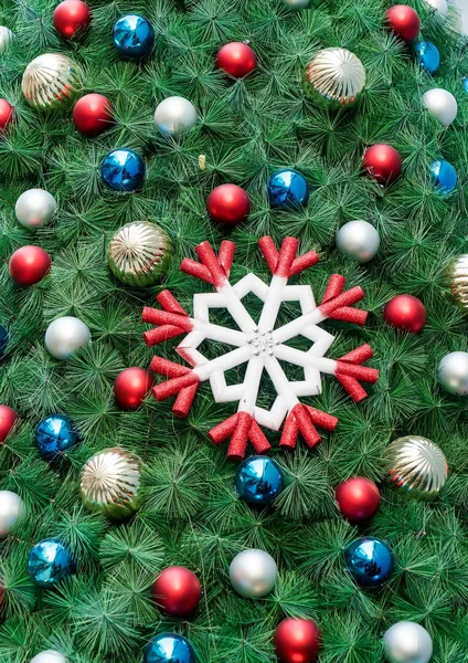 Noel dekorasyon topları ve kar tanesi Noel tr üzerinde asılı — Stok fotoğraf