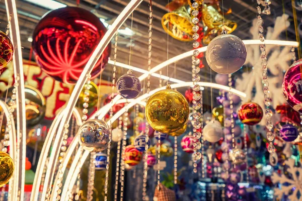 Varios adornos de la bola de Navidad decoración colgante —  Fotos de Stock