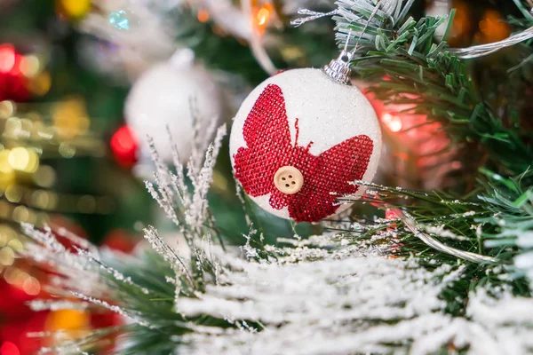 圣诞装饰蝴蝶球挂在圣诞树上. — 图库照片