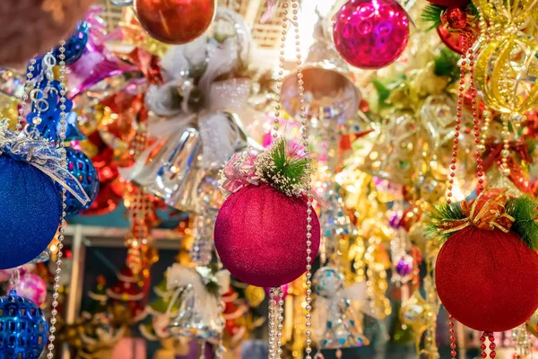 Varias decoraciones de Navidad en el árbol de Navidad —  Fotos de Stock